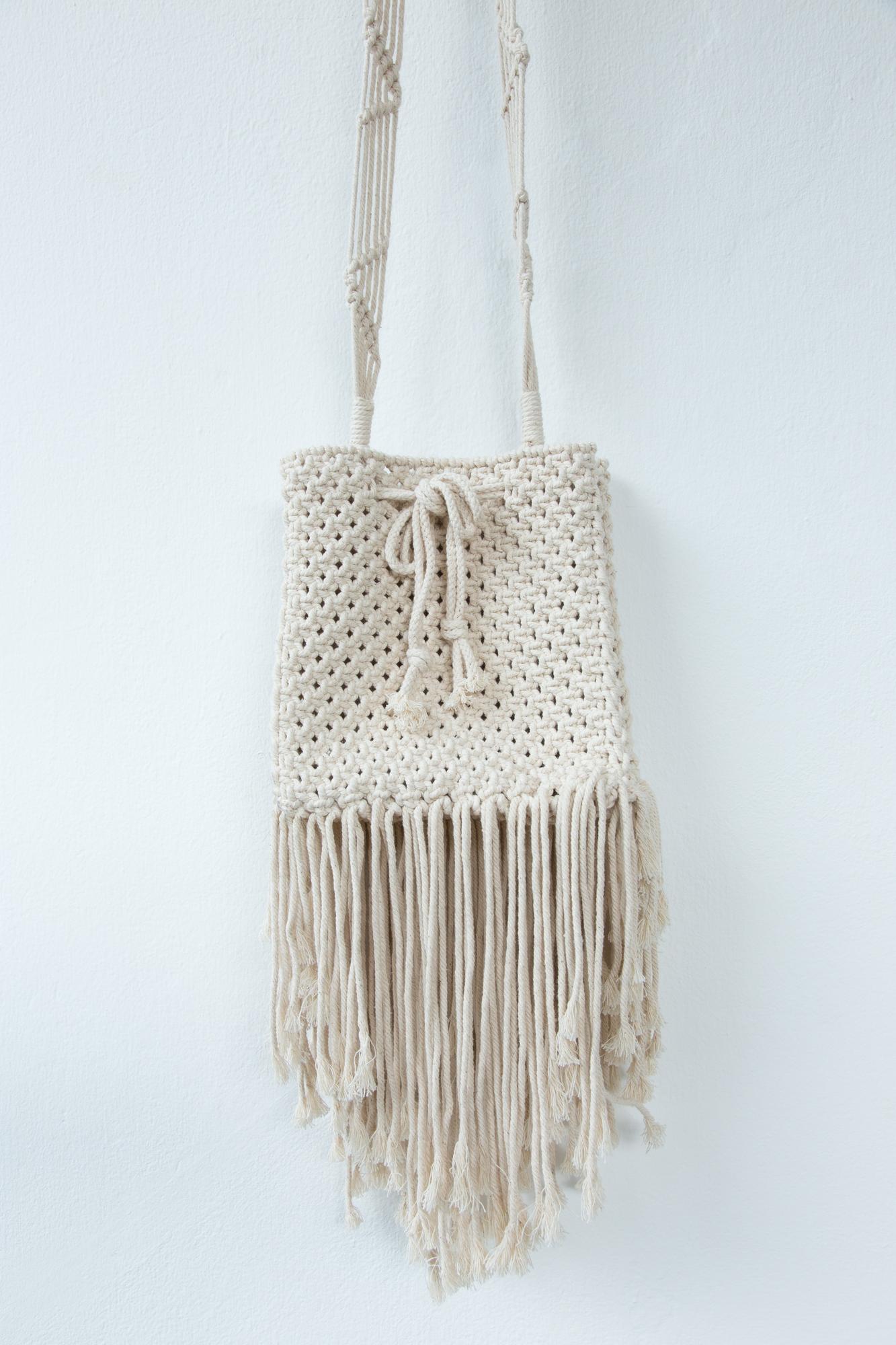 haftowana torba w neutralnych kolorach